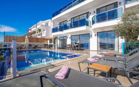 Villa Yeni Deniz Manzaralı Kapalı Havuzlu Masa Tenisli Merkeze Yakın Villa 